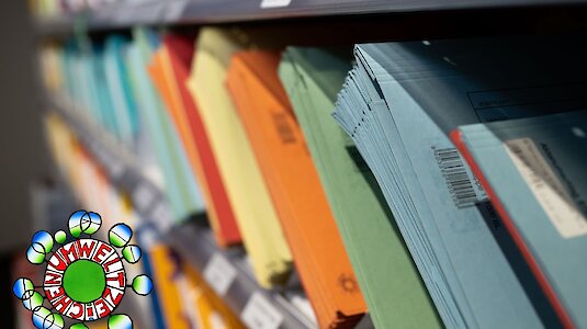 Mappen in Verkaufsregal