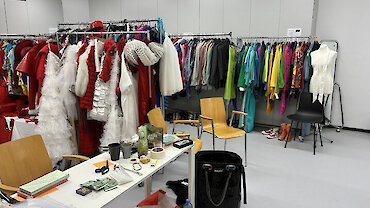 Kleidung in einer Garderobe