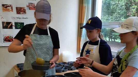 Kinder beim Kochen Kinder beim Kochen