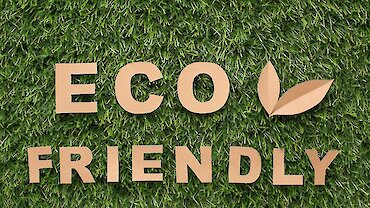 Schriftzug "eco friendly" auf grünem Hintergrund