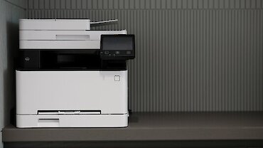 Weißer Drucker vor schwarzem Hintergrund