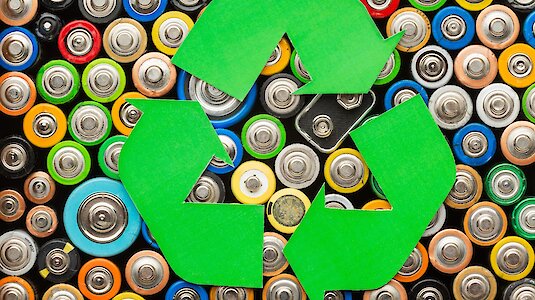 Lithium-Batterien mit Recycling-Symbol
